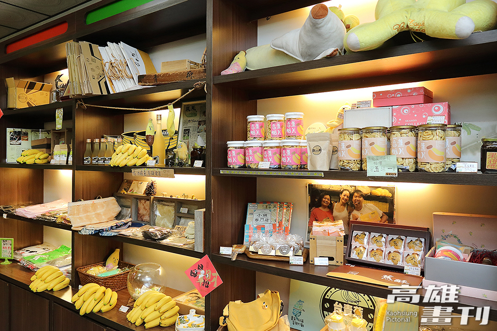 「台青蕉香蕉創意工坊」,展售香蕉冰、各式香蕉飲品、香蕉蛋糕與文創商品等香蕉延伸商品。(攝影/Carter) 「台青蕉香蕉創意工坊」,展售香蕉冰、各式香蕉飲品、香蕉蛋糕與文創商品等香蕉延伸商品。(攝影/Carter)