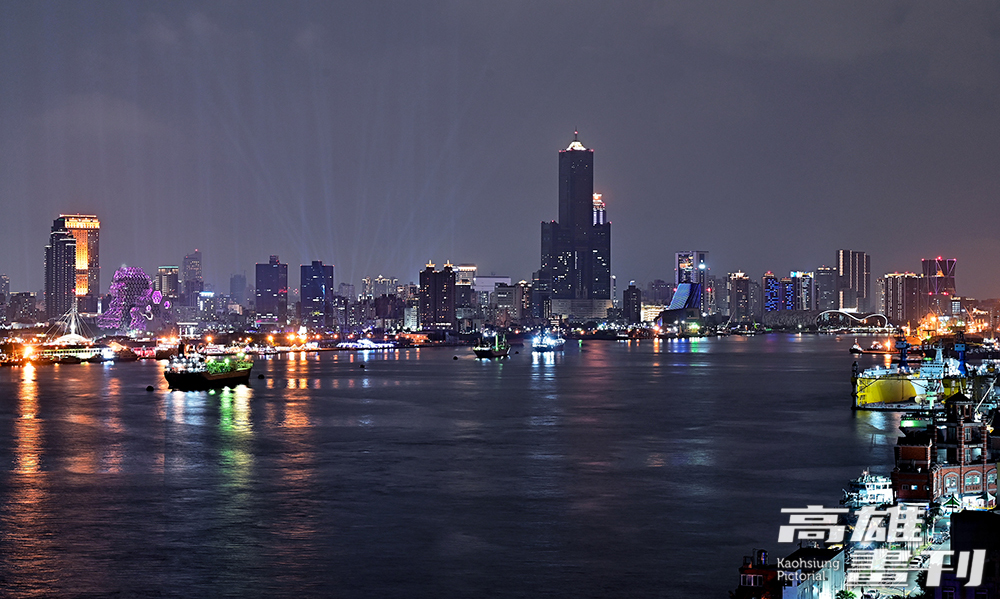 越夜越美麗的高雄港灣。(攝影/Carter)