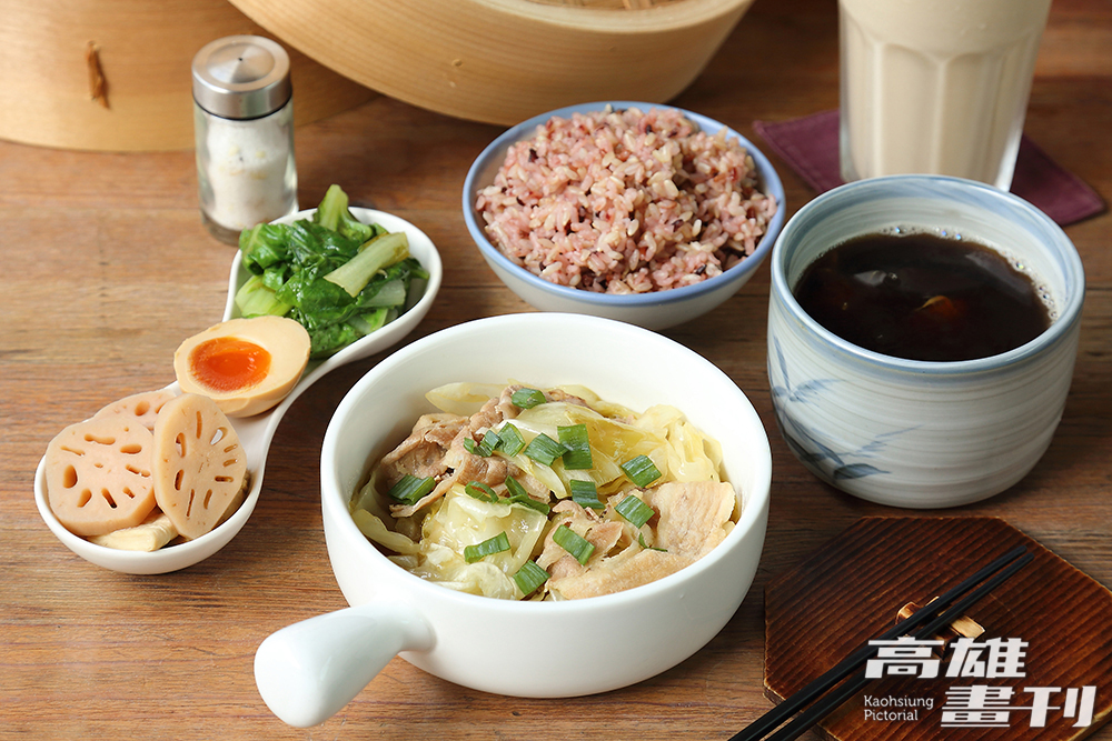 馨窩良行的家常定食包含小菜、自製溏心蛋和養生藥膳湯。主菜熱炒酸菜豬五花選用「醃菜・余記」的酸高麗菜搭配「仁允牧場」的安心豬，酸香溫和不刺激。(攝影/Carter)