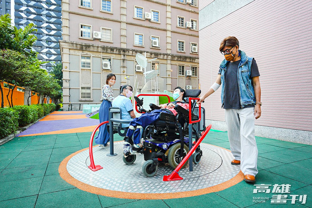 在高雄市第一座校園「共融式無障礙遊樂場」裡,最特別的遊具就屬從波蘭進口的「無障礙旋轉盤」,坐輪椅的孩子也能參與玩樂。(攝影/Carter) 在高雄市第一座校園「共融式無障礙遊樂場」裡,最特別的遊具就屬從波蘭進口的「無障礙旋轉盤」,坐輪椅的孩子也能參與玩樂。(攝影/Carter)