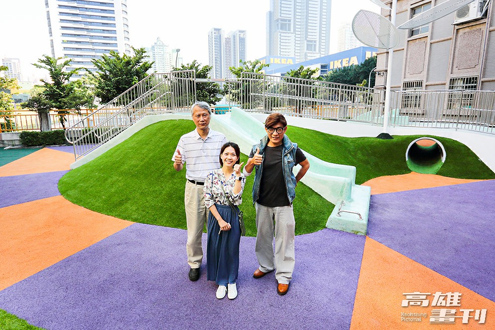 高雄市立成功特殊教育學校,成功打造高雄市第一座校園「共融式無障礙遊樂場」,參與計劃的校長蔡鴻文(右)、總務處鄭坤益主任(左)與計畫主要執筆教師張瑋珊(中)與有榮焉。(攝影/Carter) 高雄市立成功特殊教育學校,成功打造高雄市第一座校園「共融式無障礙遊樂場」,參與計劃的校長蔡鴻文(右)、總務處鄭坤益主任(左)與計畫主要執筆教師張瑋珊(中)與有榮焉。(攝影/Carter)