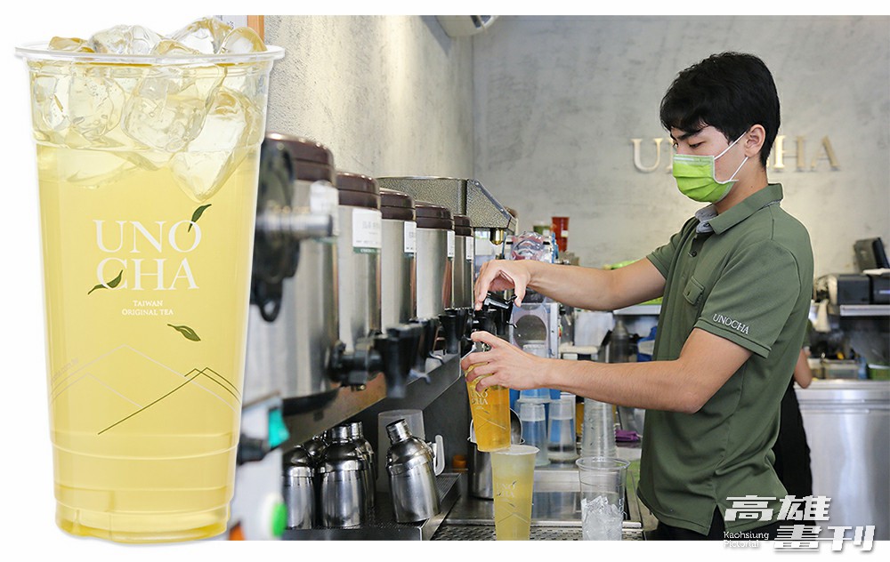 雖然無糖茶給人的感覺比較老氣,但陳昱棋還是堅持把茶的核心品質做好,不添加過多花俏的調飲。(左:圖片提供/烏弄原生茶飲;右:攝影/Carter) 雖然無糖茶給人的感覺比較老氣,但陳昱棋還是堅持把茶的核心品質做好,不添加過多花俏的調飲。(左:圖片提供/烏弄原生茶飲;右:攝影/Carter)