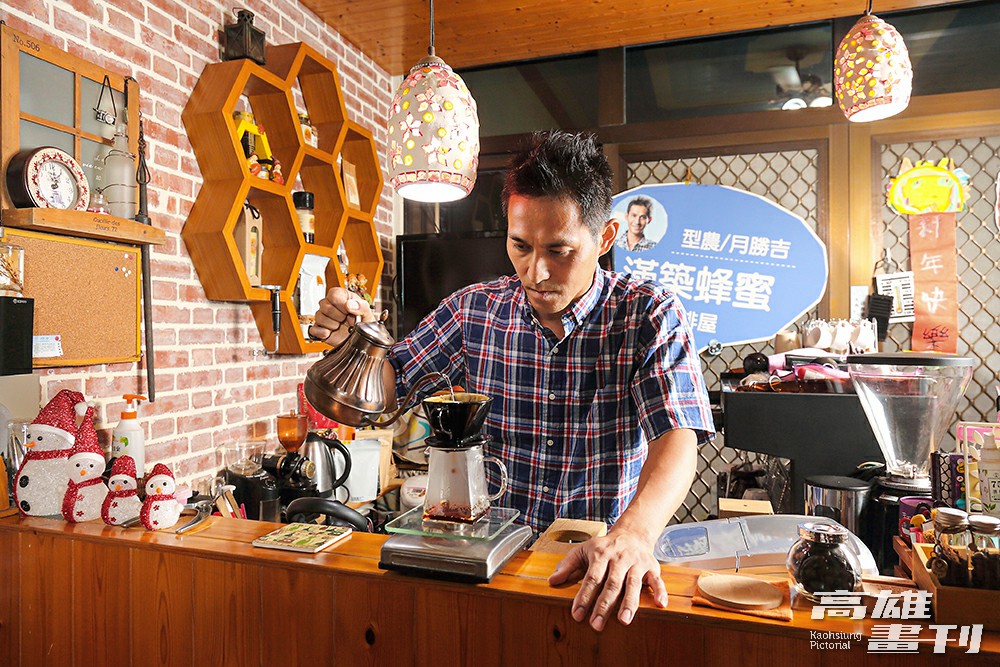 月勝吉對咖啡有著濃厚興趣,為客人用心手沖蜜咖啡,現場咖啡香四溢。(攝影/Carter) 月勝吉對咖啡有著濃厚興趣,為客人用心手沖蜜咖啡,現場咖啡香四溢。(攝影/Carter)