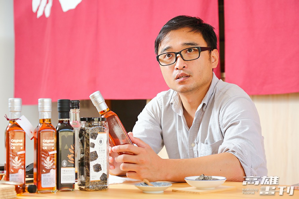 邱禹全傳承硬柴軟火炒麻製油的手工古法，讓老味道持續飄香。(攝影/Carter)