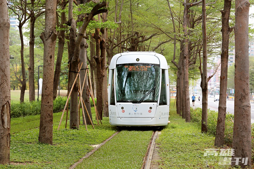 行駛在「龍貓隧道」的彩繪列車，帶著遊客穿越彷彿吉卜力的童話世界。(攝影/Carter)
