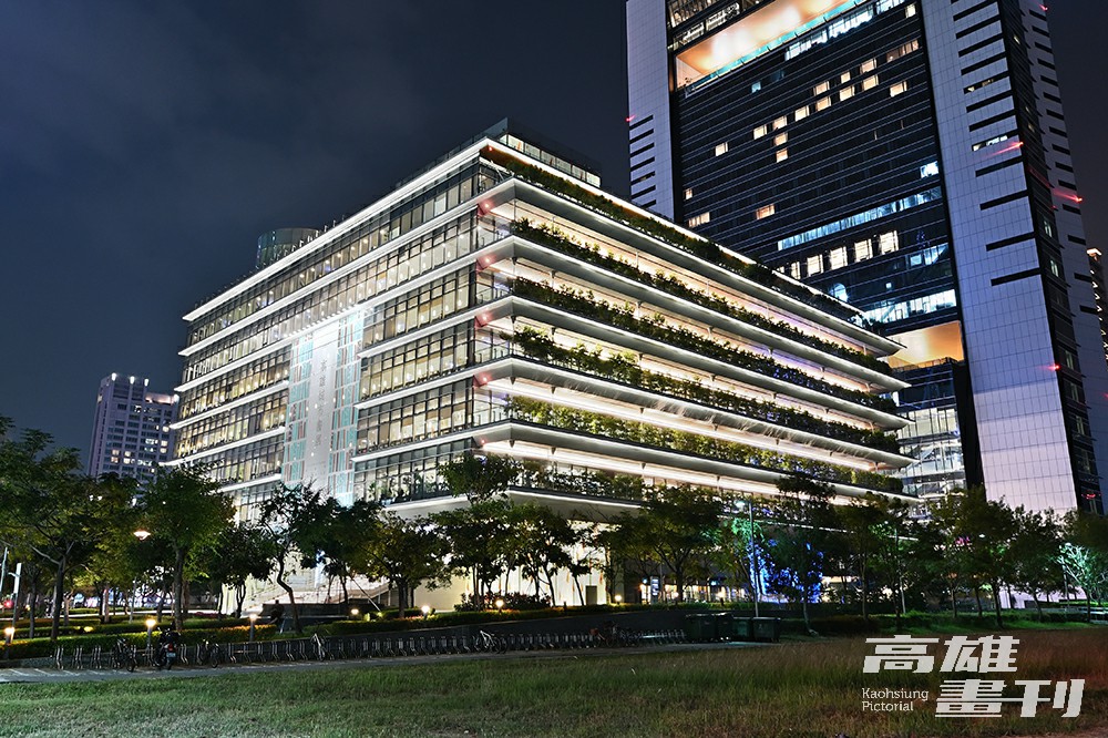 高市圖邀請設計師賴雨農所率領的十聿照明設計公司,進行總館頂樓燈光調整,以暖白色、低調、間接而高雅的燈光作為主要光源。(攝影/Carter) 高市圖邀請設計師賴雨農所率領的十聿照明設計公司,進行總館頂樓燈光調整,以暖白色、低調、間接而高雅的燈光作為主要光源。(攝影/Carter)
