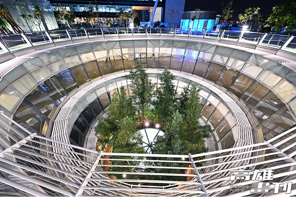 世界級照明設計師賴雨農為高雄市圖總館頂樓「新灣花園」打造嶄新絕美的光影空間。(攝影/Carter) 世界級照明設計師賴雨農為高雄市圖總館頂樓「新灣花園」打造嶄新絕美的光影空間。(攝影/Carter)
