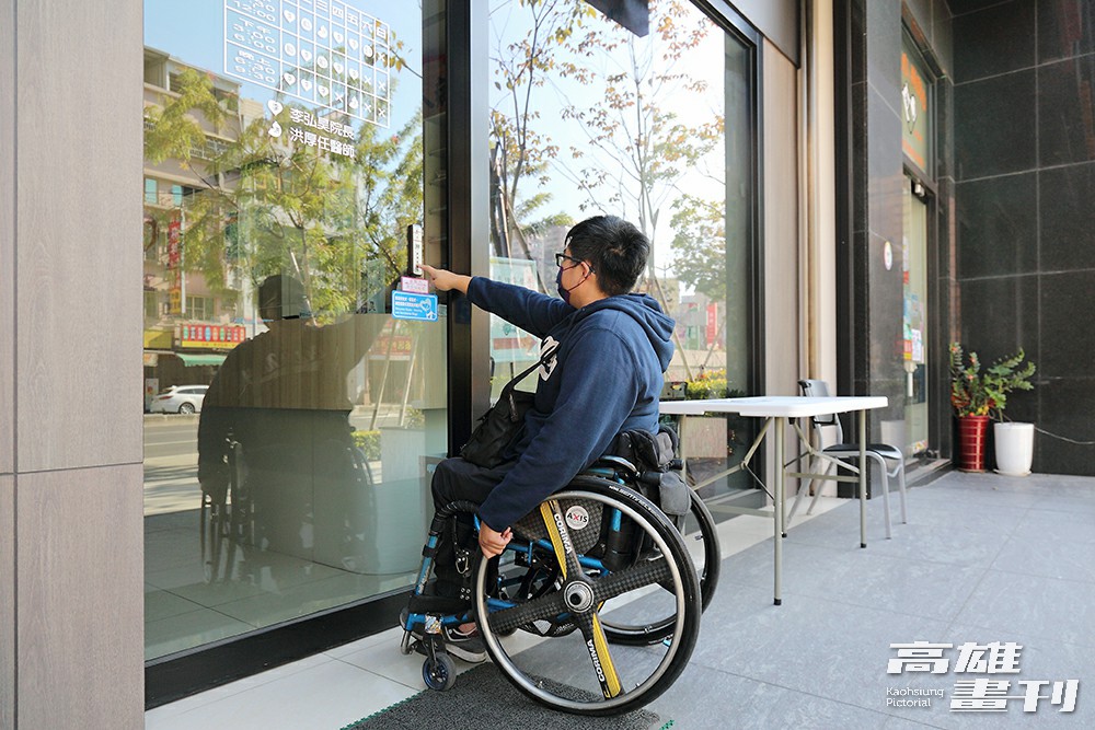 左營區好心腸診所增加移動式斜坡板、服務鈴等,讓行動不便者得以順利進入營業場所,或按鈴請求協助。(攝影/Carter) 左營區好心腸診所增加移動式斜坡板、服務鈴等,讓行動不便者得以順利進入營業場所,或按鈴請求協助。(攝影/Carter)