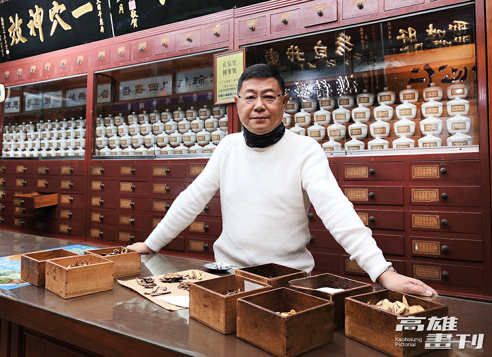 徐義源為清朝宮廷御醫徐麟書傳承下來的第六代,從小被要求記住百草櫃裡所有藥材。(攝影/Carter) 徐義源為清朝宮廷御醫徐麟書傳承下來的第六代,從小被要求記住百草櫃裡所有藥材。(攝影/Carter)