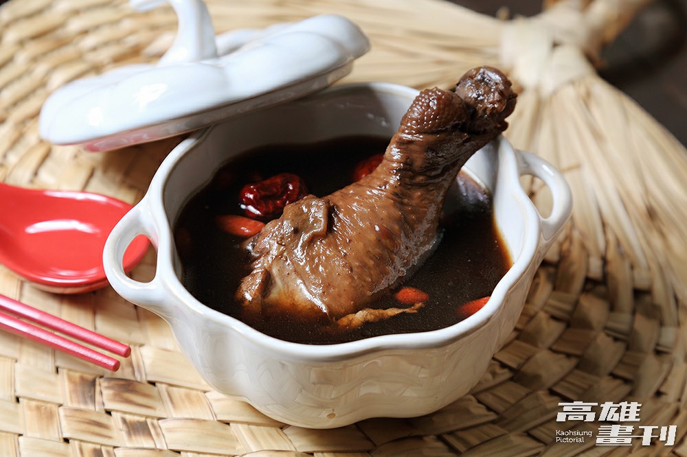 看準小家庭趨勢,正信堂推出藥膳雞湯即食包,將產品現代化、簡單化。(攝影/Carter) 看準小家庭趨勢,正信堂推出藥膳雞湯即食包,將產品現代化、簡單化。(攝影/Carter)