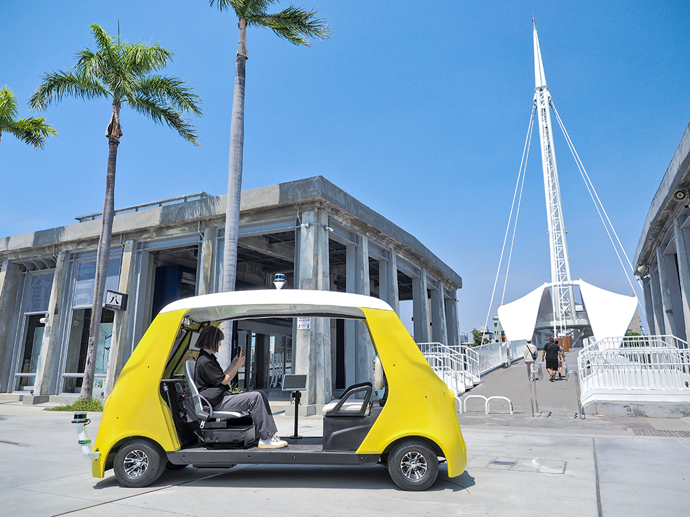 市府經發局與致力自駕車落地應用的勤崴國際、公共運輸業者港都客運合作,在設計展期間推出自駕接駁車。(圖片提供/勤崴國際) 市府經發局與致力自駕車落地應用的勤崴國際、公共運輸業者港都客運合作,在設計展期間推出自駕接駁車。(圖片提供/勤崴國際)