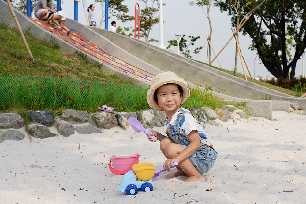讓孩子自己玩沙,發揮創意、增加觸覺感受。 讓孩子自己玩沙,發揮創意、增加觸覺感受。