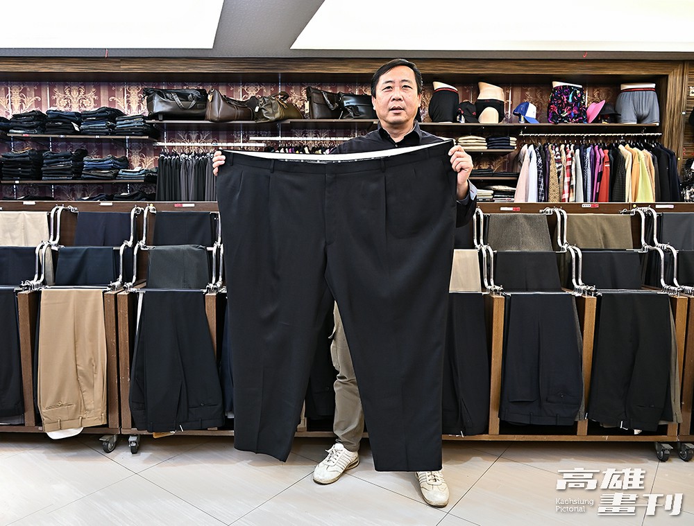 PK褲子大王最具代表性特色是店內有齊全的褲子尺寸,連70腰褲子也有現貨。(攝影/Carter) PK褲子大王最具代表性特色是店內有齊全的褲子尺寸,連70腰褲子也有現貨。(攝影/Carter)