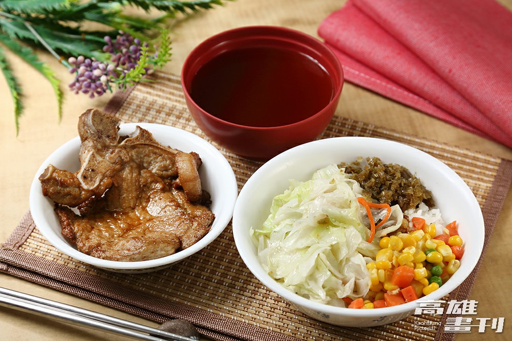 新百齡排骨大王邁向50年,招牌排骨、酸菜與柴魚湯是經典搭配,排骨以蔬果天然酵素醃製,酸菜經過水洗新鮮甘甜,從日本學回來的柴魚湯湯頭濃郁,米飯則選用壽司米等級。(攝影/Carter) 新百齡排骨大王邁向50年,招牌排骨、酸菜與柴魚湯是經典搭配,排骨以蔬果天然酵素醃製,酸菜經過水洗新鮮甘甜,從日本學回來的柴魚湯湯頭濃郁,米飯則選用壽司米等級。(攝影/Carter)
