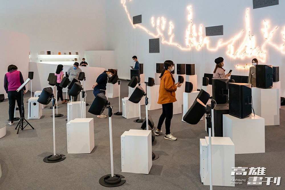 位於大門入口處的《LEARPRINT 內惟聲響實驗》定時響奏古典、台灣民謠等曲目,獨一無二的音場環境,體現了樂團的磅礡氣勢。(攝影/黃敬文) 位於大門入口處的《LEARPRINT 內惟聲響實驗》定時響奏古典、台灣民謠等曲目,獨一無二的音場環境,體現了樂團的磅礡氣勢。(攝影/黃敬文)