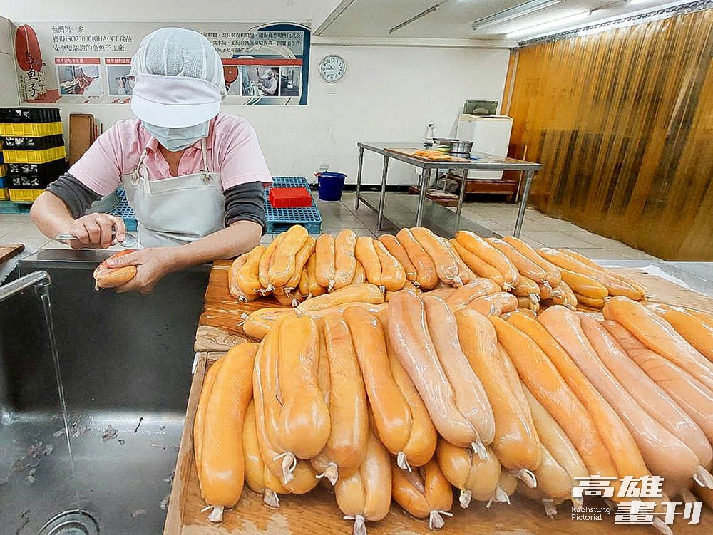 烏魚子製作仰賴師傅的經驗和手工，需要細心清洗並清除積血，才不會破裂。(攝影/Naru) 