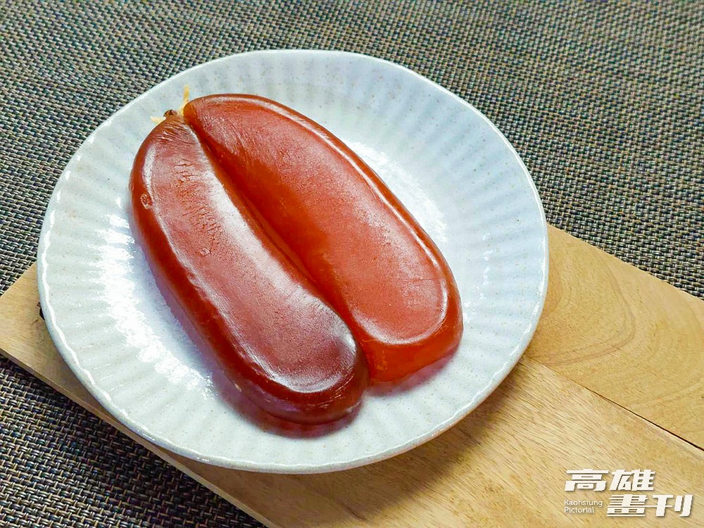高雄自荷據時期以來，就是烏魚撈捕的重鎮，製成的烏魚子肥美優質，是筵席上重要美食與伴手禮。(攝影/Naru) 