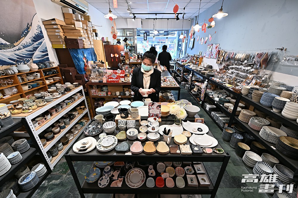 走進「坐坐」琳瑯滿目的食器雜貨森林，荷包很難不失守。(攝影/Carter)