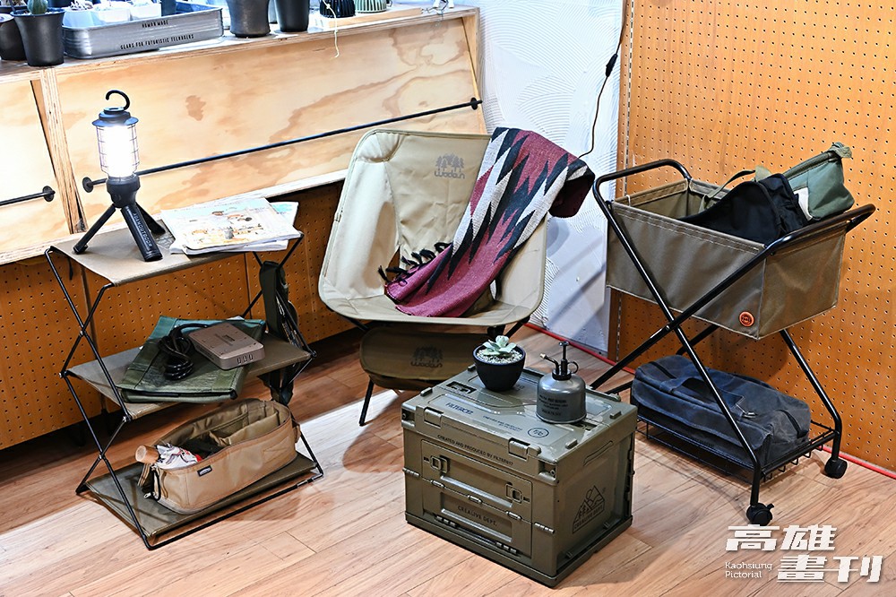 CREALIVE DEPT. 自有品牌的設計商品結合街頭流行、居家生活與戶外元素，例如折疊式三層櫃和折疊收納箱，都是可運用於露營野餐和居家生活的品項。(攝影/Carter)