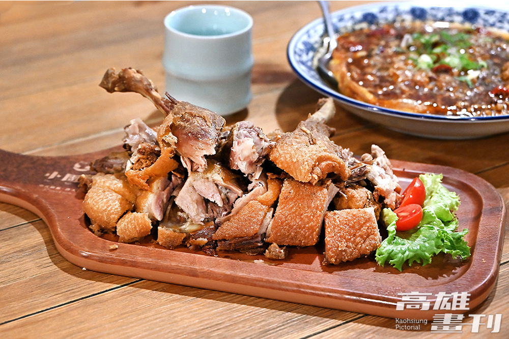 小團園除了招牌料值得推薦，也不定期推出新菜色，圖為「招牌香酥鴨」。(攝影/Carter)