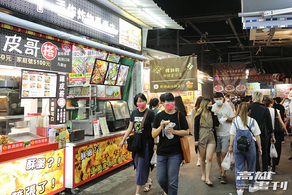 瑞豐夜市聚集多樣美食小吃，吸引人潮聚集。(攝影/Carter)
