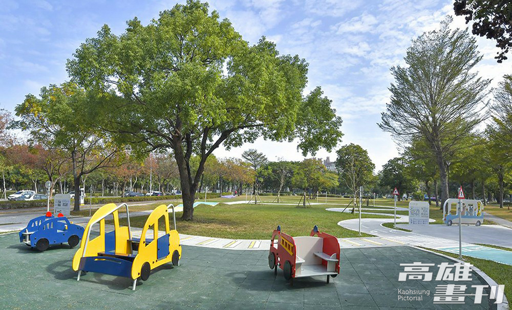 鳳山區新強公園內滑步車練習場，讓孩子從小認識交通安全教育。(圖片提供/高市府工務局養工處）