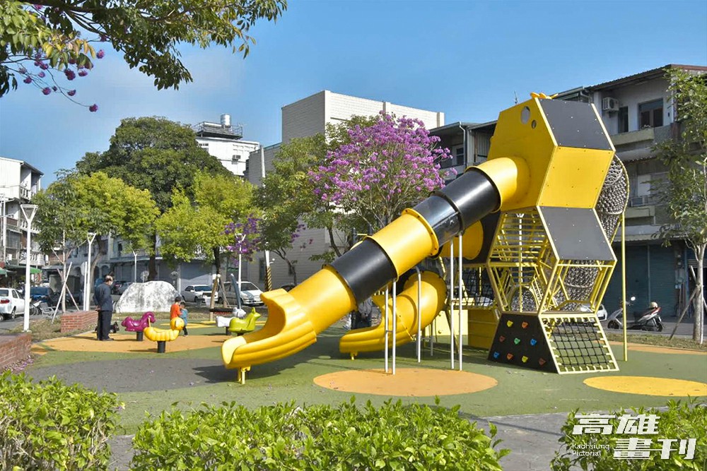 阿蓮區和蓮公園蜂巢造型遊戲場，以在地「龍眼花蜜」農特產為發想，俏皮有趣又親近玩樂。(圖片提供/高市府工務局養工處)