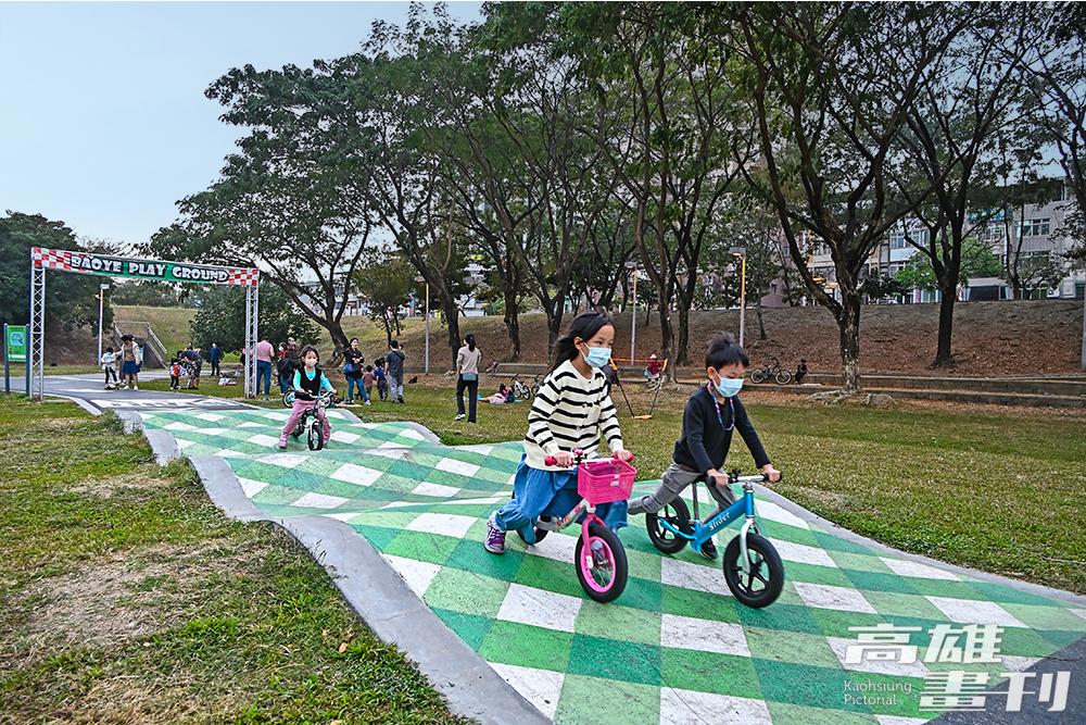 三民區寶業里滯洪池公園的滑步車賽道，順應地形不同變化的路面，培養孩子們手腳平衡。(攝影/Carter)
