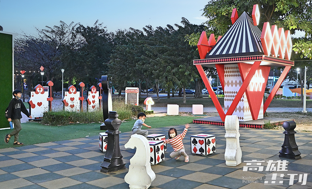 蓮池潭兒童公園的奇幻樂園，將「愛麗絲夢遊仙境」童話故事搬到真實世界。(攝影/Carter)