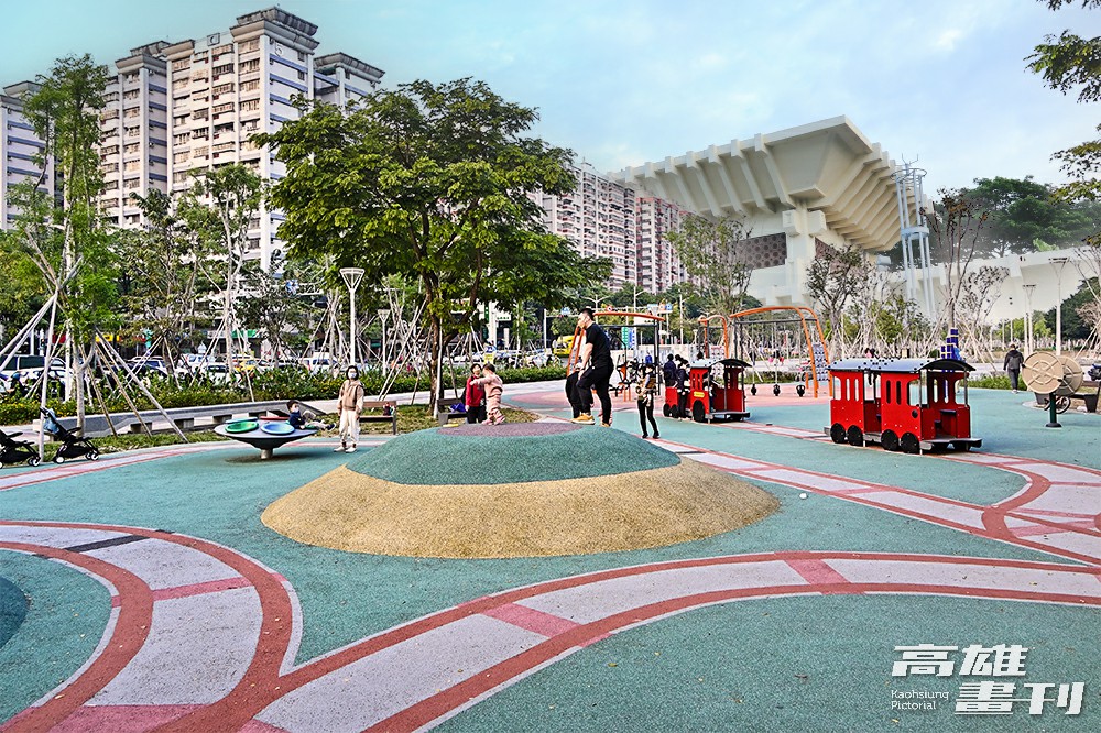 左營區綠園道新完工的大地遊戲場以火車造型遊具呈現鐵路意象，地面彩繪火車鐵軌。(攝影/Carter)