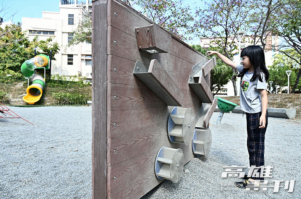 小港區1號公園沙坑遊戲板，讓孩童玩得不亦樂乎。(攝影/Carter)