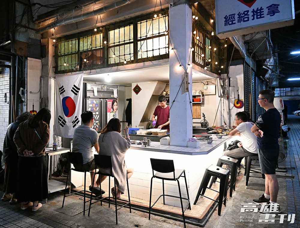 苓雅市場從白天熱鬧的傳統市場到夜晚變身為繁華夜市,形成全臺少見的「一日三市」市集。(攝影/Carter) 苓雅市場從白天熱鬧的傳統市場到夜晚變身為繁華夜市,形成全臺少見的「一日三市」市集。(攝影/Carter)