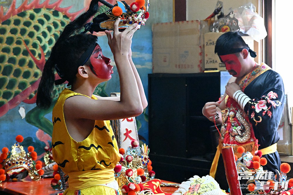 家將們陸續開臉(畫臉)、著神服、戴神冠,由會長帶領焚香稟告李府大神,完成「上馬」儀式後,家將就是神明的代表,必須禁食、噤口不語,言行舉止都要嚴守規矩。(攝影/Carter) 家將們陸續開臉(畫臉)、著神服、戴神冠,由會長帶領焚香稟告李府大神,完成「上馬」儀式後,家將就是神明的代表,必須禁食、噤口不語,言行舉止都要嚴守規矩。(攝影/Carter)