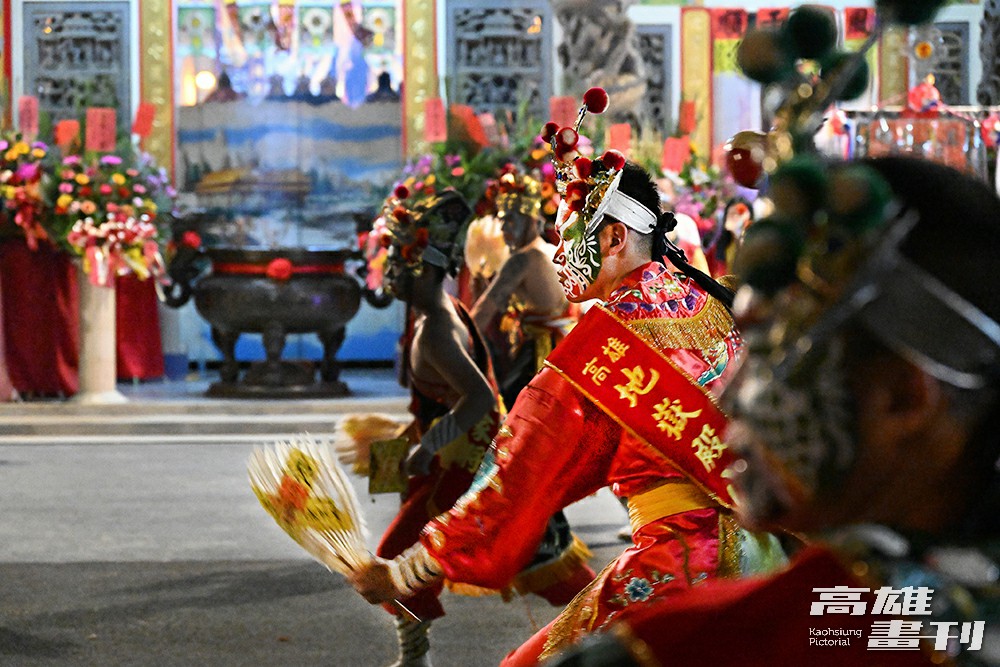 八家將在信徒心目中,家將如同神明親臨。(攝影/Carter) 八家將在信徒心目中,家將如同神明親臨。(攝影/Carter)