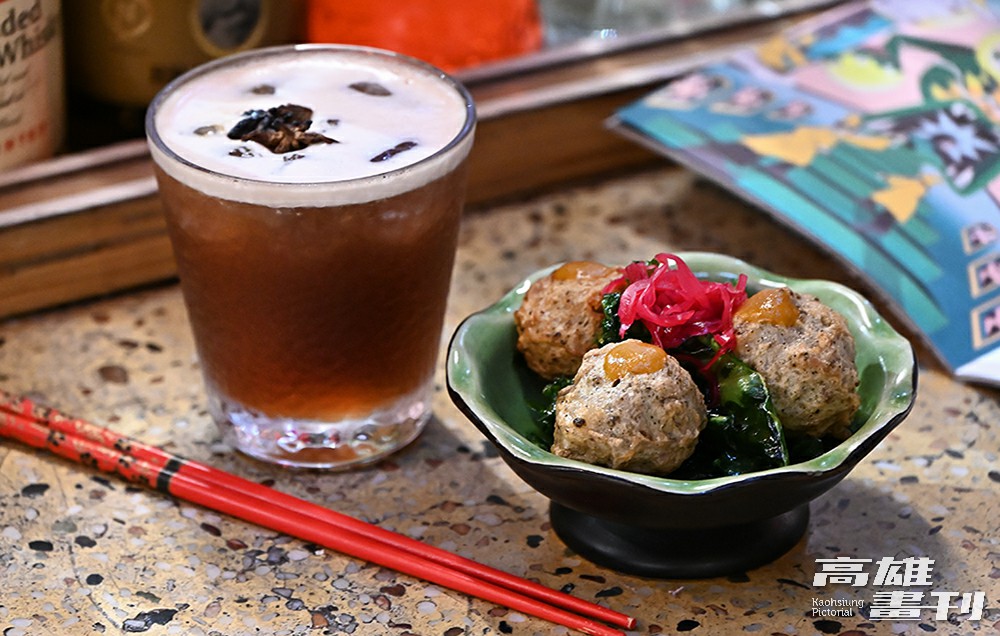 自製手工茶魚丸（右）紮實口感透著淡雅茶香，「港都微風」（左）則以龍舌蘭與烏梅汁呈現臺式傳統飲品與調酒的另類結合。(攝影/Carter)
