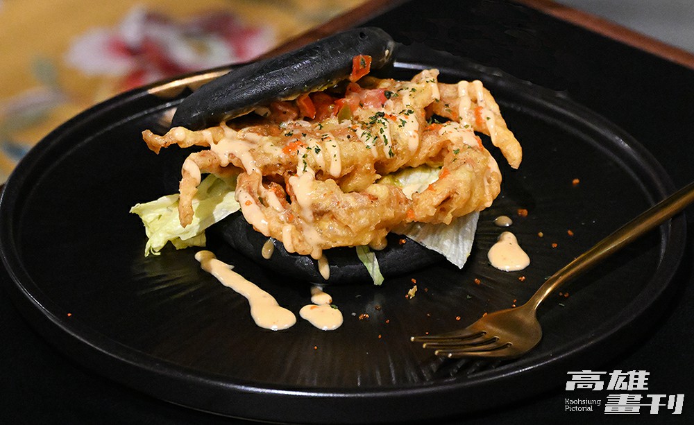 高雄海鮮豐饒，傳統刈包搭配軟殼蟹的創意組合更顯澎湃。(攝影/Carter)