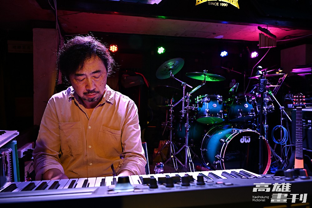 藍色狂想創辦人紀華麟為藍色狂想樂團super band團長，曾獲第20屆金曲獎流行演奏類最佳作曲人獎，因熱愛爵士藍調，創立高雄第一間Live Pub，帶起高雄音樂Pub風潮。(攝影/Carter)