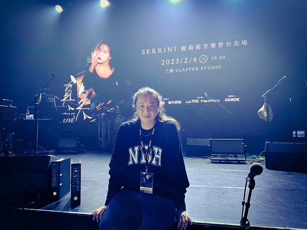 KKLIVE內容及場館發展事業群副總經理Jerry，從販售唱片開始接觸音樂，在音樂圈打滾多年，歷經演唱會執行企劃等工作。(圖片提供/KKLIVE)