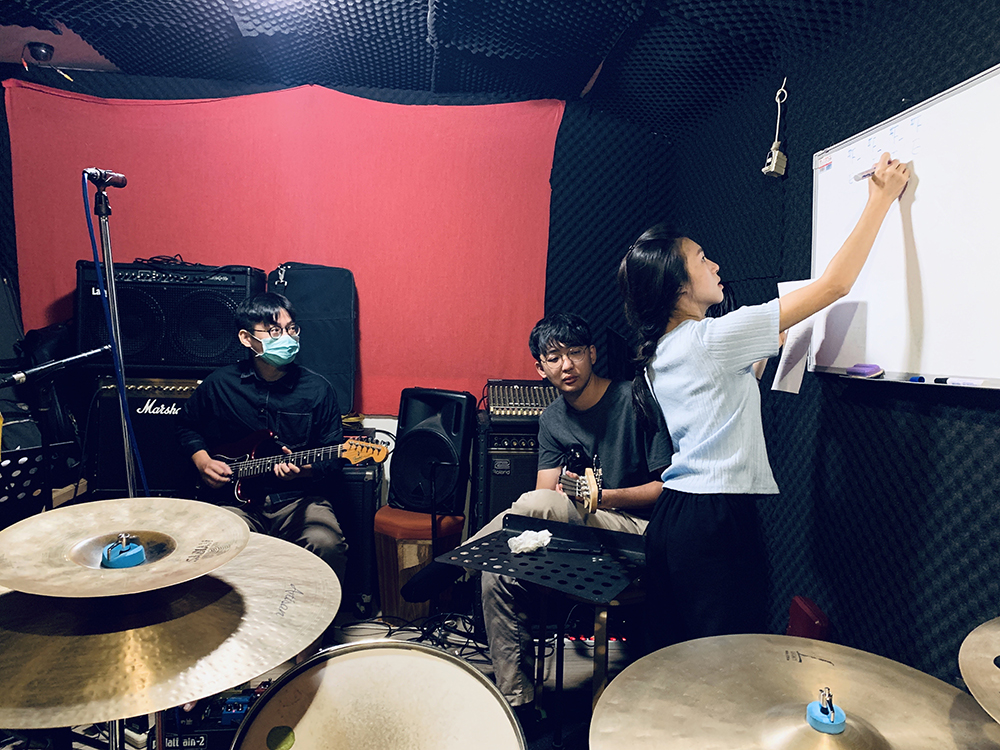 以「淺堤」為名，靈感來自英國女兒樂團（Daughter）的歌曲Shallows，也有喜歡的大自然元素。(圖片提供/淺堤樂團)