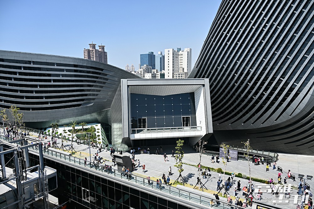 從「七海探索者號」眺望全新啟用的高雄港旅運中心3樓海岸步道。(攝影/Carter) 從「七海探索者號」眺望全新啟用的高雄港旅運中心3樓海岸步道。(攝影/Carter)