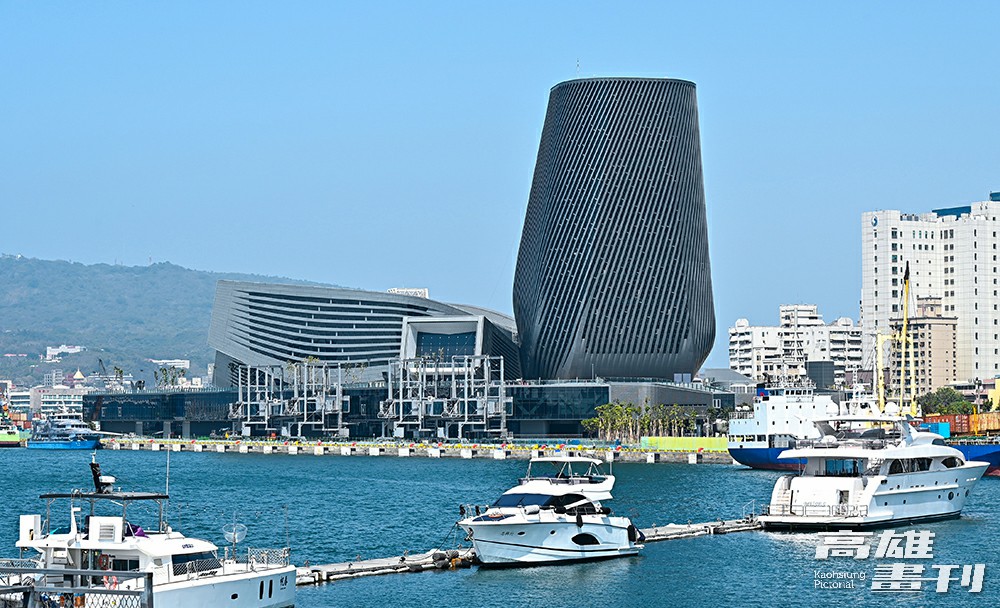 高雄港旅運中心以海浪流體動態為設計意象,遠看有如巨型鯨魚棲息港灣,外觀充滿未來科技感。(攝影/Carter) 高雄港旅運中心以海浪流體動態為設計意象,遠看有如巨型鯨魚棲息港灣,外觀充滿未來科技感。(攝影/Carter)