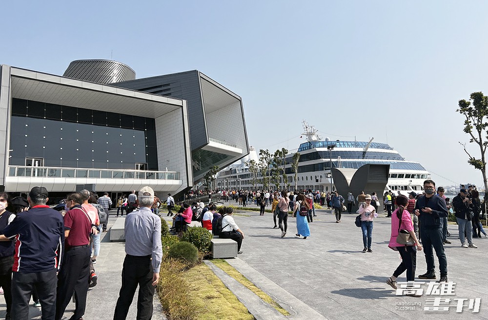 3樓海岸步道面積達1500坪,提供市民、郵輪旅客登臺觀景,當有豪華國際級郵輪靠泊,更是高雄港獨特限定美景。(攝影/李佩蓉) 3樓海岸步道面積達1500坪,提供市民、郵輪旅客登臺觀景,當有豪華國際級郵輪靠泊,更是高雄港獨特限定美景。(攝影/李佩蓉)