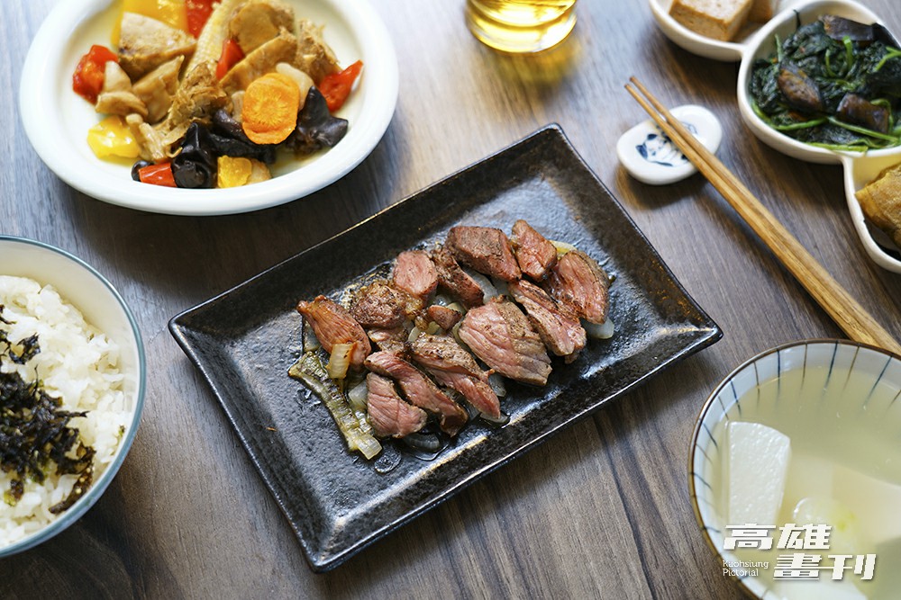 考慮到許多人不敢吃油膩的三層肉，暖心食堂的「炙燒鹹豬肉」向鹽埕市場老攤商訂購特製鹹豬肉，有嚼勁的瘦肉加入洋蔥炙烤，鹹香下飯。(攝影/Cindy Lee)
