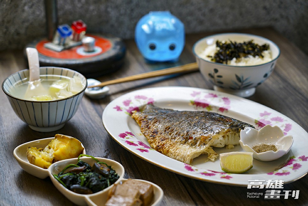 「香煎鱸魚」表皮煎出完美的酥脆金黃，魚肉雪白細嫩，展現主廚陳曉慧掌控火候的功力，從視覺、味覺到份量都令人滿足。主菜搭配的例湯和小菜則每日更換，每週報到也不會膩。(攝影/Cindy Lee)
