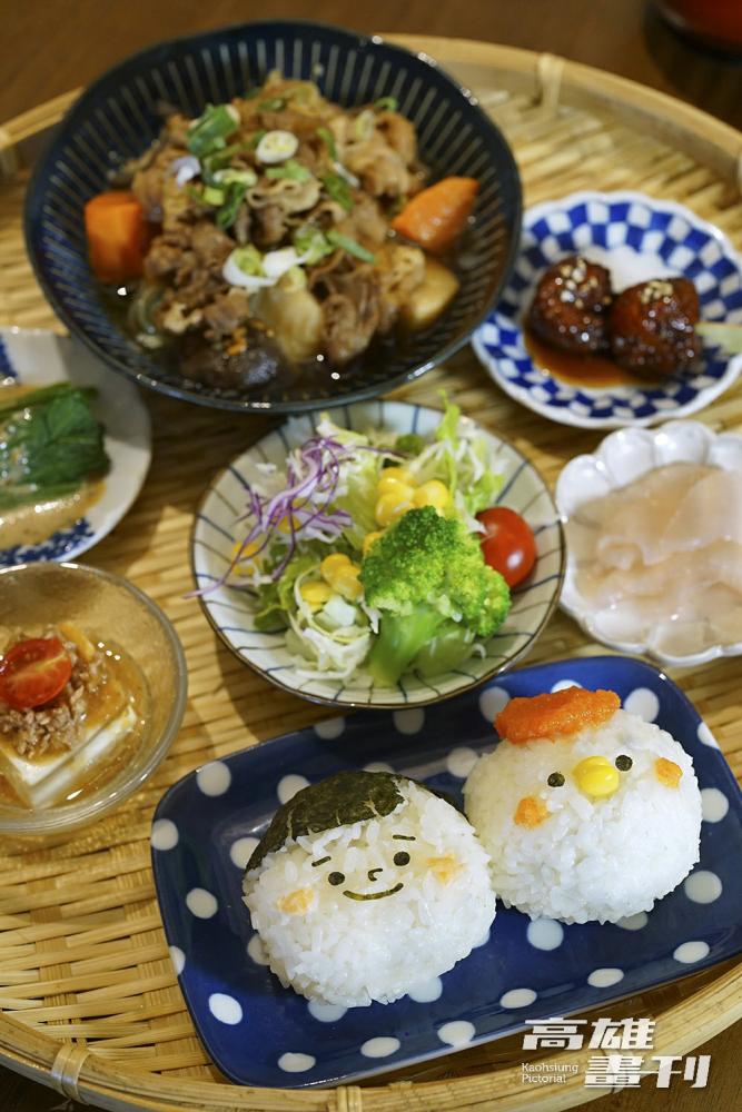 需事先預訂的造型飯糰打開孩子們的食慾，透過美奈的巧手，海苔變身笑臉香菇頭，明太子醬則成為小雞的雞冠。(攝影/Cindy Lee)