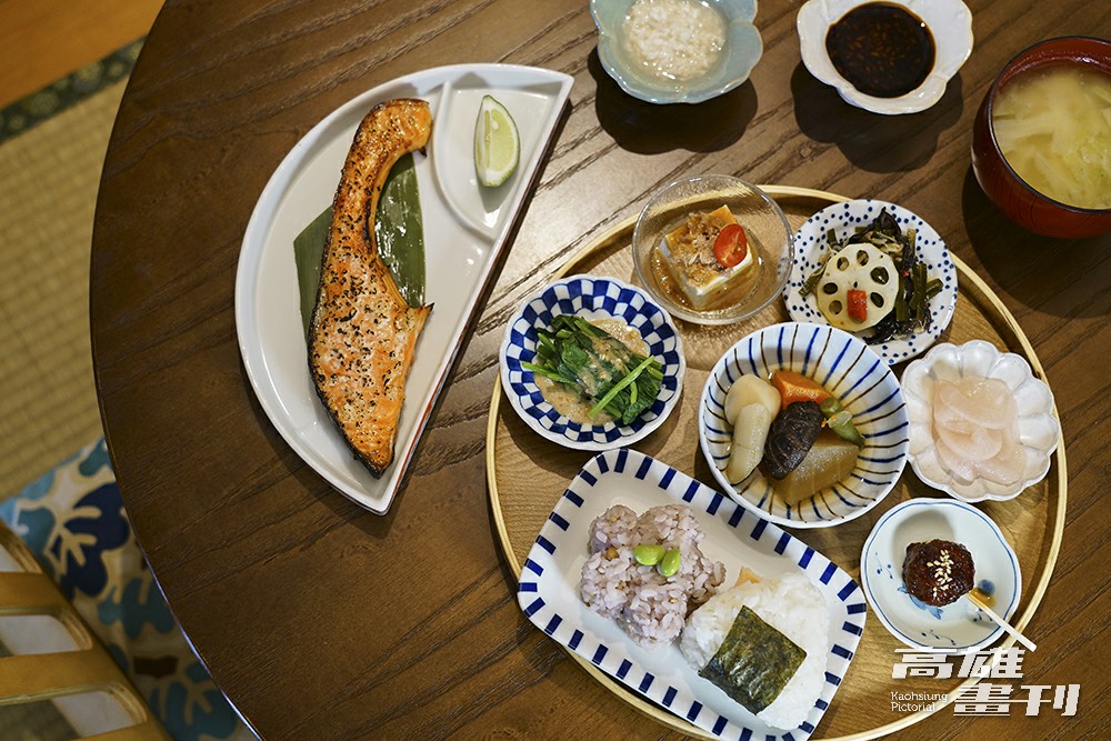 「有機鹽麴香烤鮭魚定食」──除了鮮香鹹甘、風味飽滿的烤鮭魚主菜，還有冷盤豆腐、胡麻醬菠菜、醬烤雞肉丸子、櫻花漬蘿蔔、燉蔬菜等隨著季節變換的配菜，豐盛如一幅色彩繽紛的畫作。(攝影/Cindy Lee)