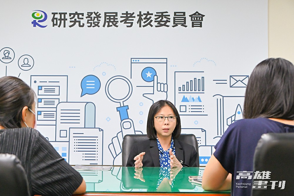 研考會主委蔡宛芬說，透過性別統計，可以看見各樣事物的確存在性別差異，在推動智慧城市工作之時，她也特別留意女性、長輩等族群的權益。（攝影/Carter）