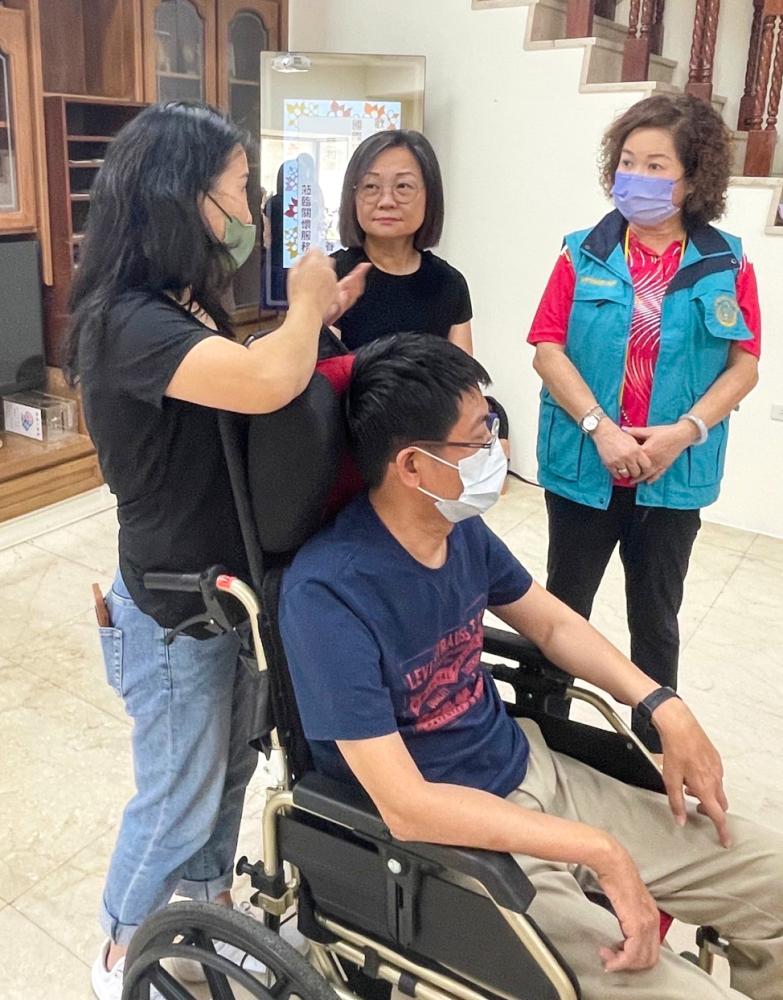 羅守蓁熱心投入公益活動，圖為關懷漸凍人病友。(圖片提供/羅守蓁)