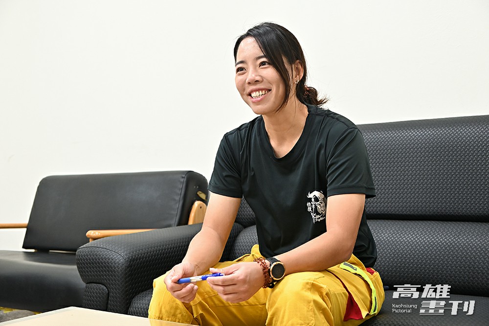 高雄市政府消防局領犬員鄭莛芸，原為游泳選手後來轉戰消防，目前為全臺少數女性領犬員之一。(攝影/Carter)