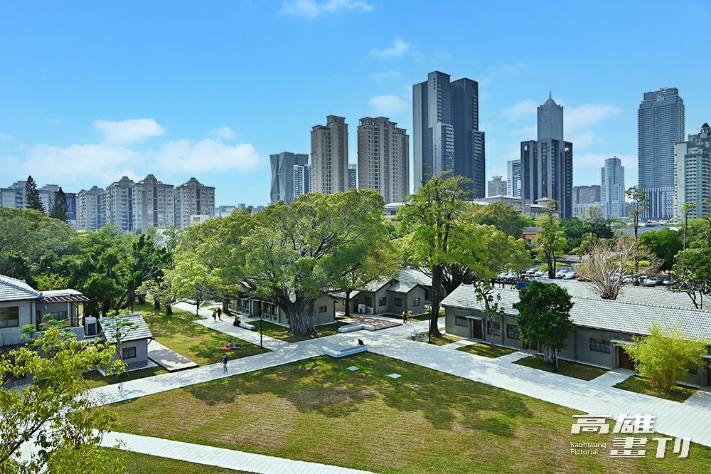 台塑王氏昆仲公園為周邊高樓大廈市景，增添綠意與文化氣息。(攝影/Carter)